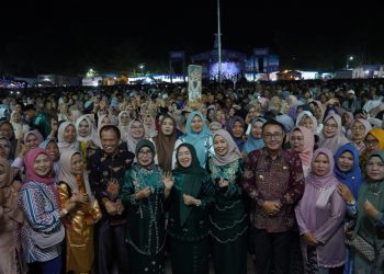 Ketua TP-PKK Provinsi Jambi Hj. Hesnidar Haris, S.E. menyampaikan sambutan pada penutupan Jambore PKK dan Pasar Rakyat Kota Sungai Penuh di Lapangan Merdeka, Jumat (7/11/2025) (Dok. Erit - kominfo)