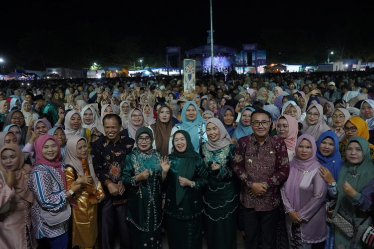 Ketua TP-PKK Provinsi Jambi Hj. Hesnidar Haris, S.E. menyampaikan sambutan pada penutupan Jambore PKK dan Pasar Rakyat Kota Sungai Penuh di Lapangan Merdeka, Jumat (7/11/2025) (Dok. Erit - kominfo)