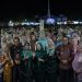 Ketua TP-PKK Provinsi Jambi Hj. Hesnidar Haris, S.E. menyampaikan sambutan pada penutupan Jambore PKK dan Pasar Rakyat Kota Sungai Penuh di Lapangan Merdeka, Jumat (7/11/2025) (Dok. Erit - kominfo)
