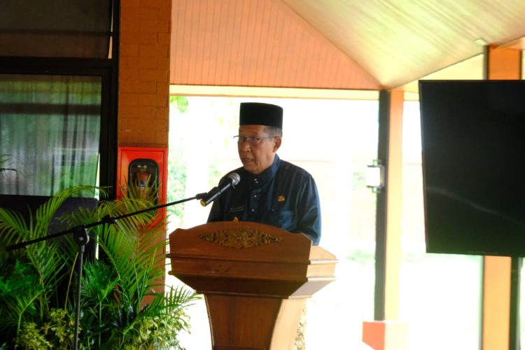 Wakil Gubernur Jambi, Drs. H. Abdullah Sani, M.Pd.I, menyampaikan sambutan saat membuka Seminar Nasional Kedigdayaan Melayu Jambi sebagai Penguatan Arah Pembangunan Nasional di Kawasan Cagar Budaya Nasional (KCBN) Muaro Jambi, Sabtu (8/11/2025). (Poto : Sop Birin)