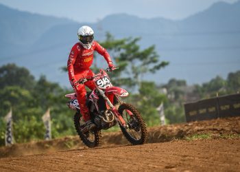 Crosser Astra Honda Racing Team (AHRT) Arsenio Algifari beraksi di lintasan saat sesi latihan menjelang final Kejurnas Motocross Indonesia 2025 di Sirkuit Bantir, Sumowono, Kabupaten Semarang, Jawa Tengah, Sabtu (8/11/2025). (Dok Sinsen)
