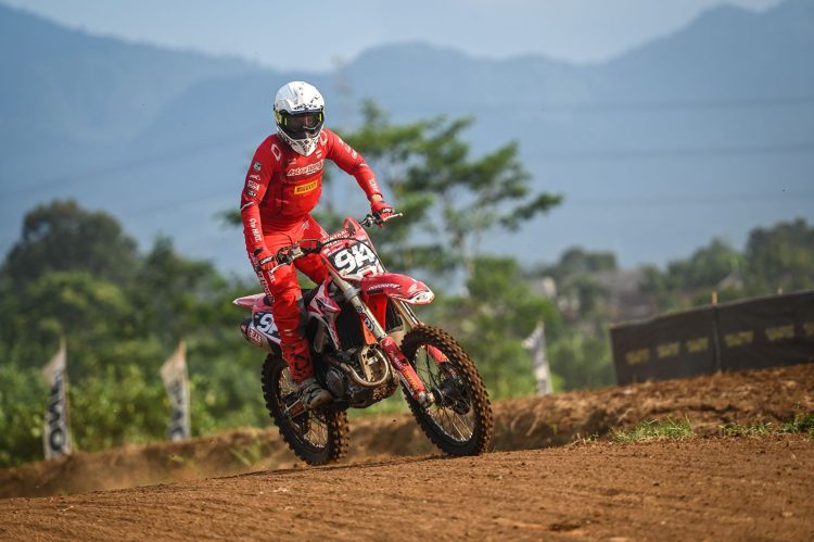 Crosser Astra Honda Racing Team (AHRT) Arsenio Algifari beraksi di lintasan saat sesi latihan menjelang final Kejurnas Motocross Indonesia 2025 di Sirkuit Bantir, Sumowono, Kabupaten Semarang, Jawa Tengah, Sabtu (8/11/2025). (Dok Sinsen)