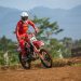 Crosser Astra Honda Racing Team (AHRT) Arsenio Algifari beraksi di lintasan saat sesi latihan menjelang final Kejurnas Motocross Indonesia 2025 di Sirkuit Bantir, Sumowono, Kabupaten Semarang, Jawa Tengah, Sabtu (8/11/2025). (Dok Sinsen)