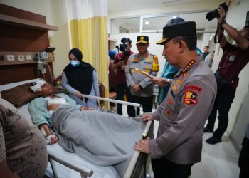 Kapolri Jenderal Polisi Listyo Sigit Prabowo menjenguk korban ledakan SMAN 72 di RSI Cempaka Putih, Jakarta Pusat, Sabtu (8/11/2025). (Dok. Humas Polri)