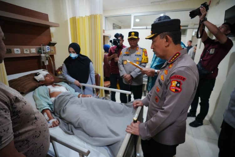 Kapolri Jenderal Polisi Listyo Sigit Prabowo menjenguk korban ledakan SMAN 72 di RSI Cempaka Putih, Jakarta Pusat, Sabtu (8/11/2025). (Dok. Humas Polri)
