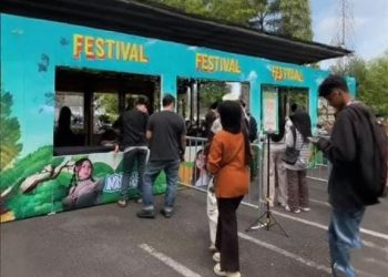 Pengunjung mengantre di loket resmi pembelian tiket Sajiwa Fest 2025 di Lapangan Bandara Lama, Kota Jambi, Sabtu (8/11/2025). (Dok. Stepanus)