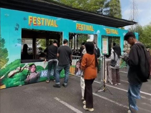 Pengunjung mengantre di loket resmi pembelian tiket Sajiwa Fest 2025 di Lapangan Bandara Lama, Kota Jambi, Sabtu (8/11/2025). (Dok. Stepanus)