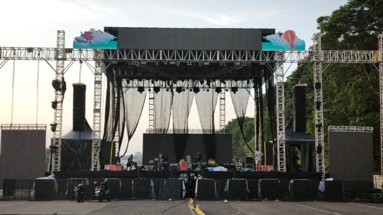 Panggung utama Sajiwa Fest 2025 di Lapangan Bandara Lama, Kota Jambi, tengah disiapkan menjelang konser, Sabtu (8/11/2025). (Dok Stepamus)