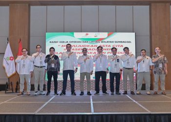 Para pimpinan SKK Migas dan perwakilan KKKS Wilayah Sumatera Bagian Selatan berpose bersama dalam Rapat Kerja Operasi dan Lifting di Lampung, Rabu (5/11/2025). (Dok, Humas FJM)
