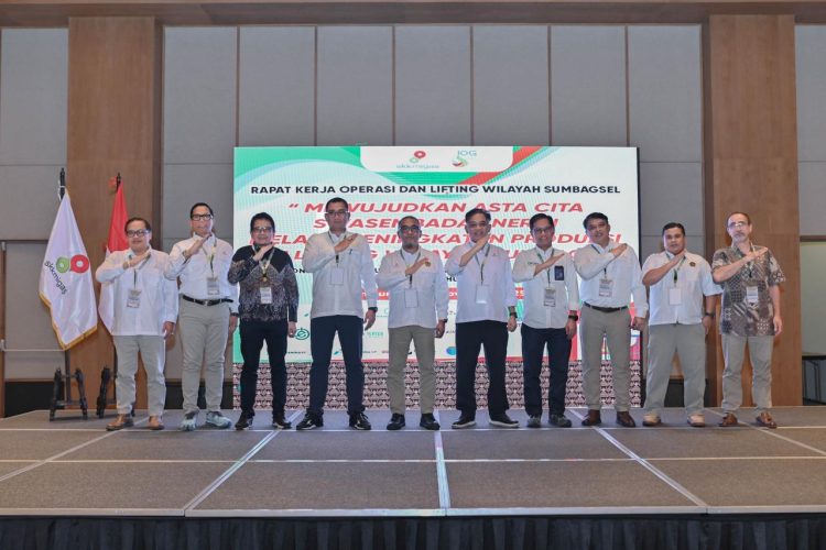 Para pimpinan SKK Migas dan perwakilan KKKS Wilayah Sumatera Bagian Selatan berpose bersama dalam Rapat Kerja Operasi dan Lifting di Lampung, Rabu (5/11/2025). (Dok, Humas FJM)