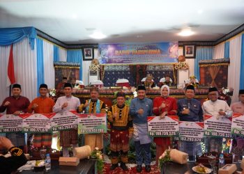 Gubernur Jambi Al Haris bersama para bupati dan pejabat kabupaten/kota foto bersama usai menyerahkan bantuan persediaan (buffer stock) penanggulangan bencana alam dan sosial pada Rapat Paripurna DPRD Kabupaten Kerinci dalam rangka HUT ke-67 Kabupaten Kerinci Tahun 2025 di Bukit Tengah, Siulak, Minggu (9/11/2025) (Dok. Erit - kominfo)