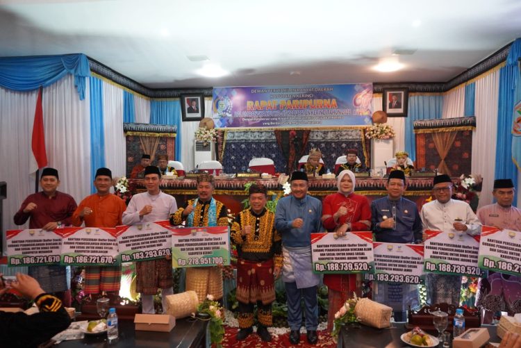 Gubernur Jambi Al Haris bersama para bupati dan pejabat kabupaten/kota foto bersama usai menyerahkan bantuan persediaan (buffer stock) penanggulangan bencana alam dan sosial pada Rapat Paripurna DPRD Kabupaten Kerinci dalam rangka HUT ke-67 Kabupaten Kerinci Tahun 2025 di Bukit Tengah, Siulak, Minggu (9/11/2025) (Dok. Erit - kominfo)