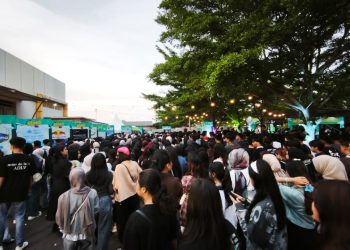 Ribuan penonton memadati area pintu masuk Sajiwa Fest 2025 di Lapangan Bandara Lama, Jambi, Sabtu (9/11/2025) Sore (Dok. Stepanus)