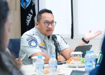Direktur Kepatuhan dan Manajemen Risiko Jasa Raharja, Harwan Muldidarmawan, memberikan arahan kepada jajaran pegawai Wilayah Sulawesi Selatan dan Barat (Sulselbar) dalam kegiatan pembinaan dan sharing session di Makassar, Rabu (5/11/2025). (Dok. Humas JR Jambi)