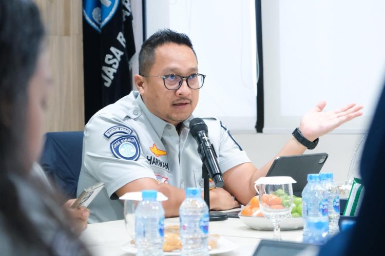 Direktur Kepatuhan dan Manajemen Risiko Jasa Raharja, Harwan Muldidarmawan, memberikan arahan kepada jajaran pegawai Wilayah Sulawesi Selatan dan Barat (Sulselbar) dalam kegiatan pembinaan dan sharing session di Makassar, Rabu (5/11/2025). (Dok. Humas JR Jambi)