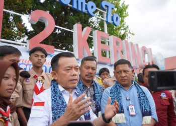 Gubernur Jambi Al Haris memberikan keterangan kepada wartawan usai menyerahkan bantuan pendidikan program Dumisake di SMA Negeri 2 Kerinci, Kecamatan Air Hangat, Minggu (9/11/2025). (Dok. Erit- Kominfo)