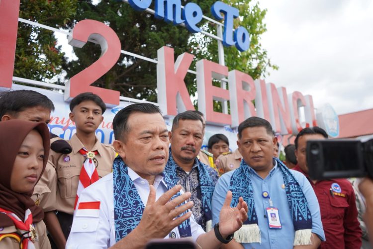 Gubernur Jambi Al Haris memberikan keterangan kepada wartawan usai menyerahkan bantuan pendidikan program Dumisake di SMA Negeri 2 Kerinci, Kecamatan Air Hangat, Minggu (9/11/2025). (Dok. Erit- Kominfo)