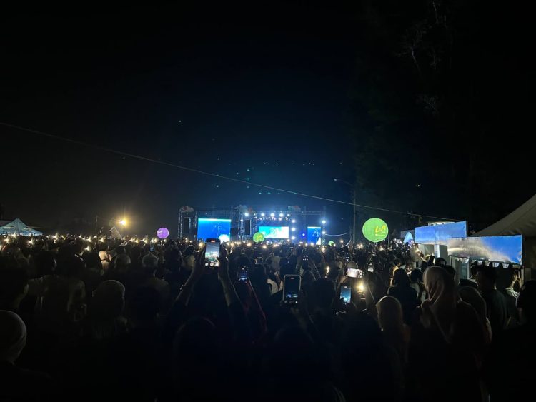 Ribuan penonton memadati area Eks Bandara Lama Sultan Thaha Saifuddin Jambi saat gelaran Sajiwa Fest 2025, Minggu (9/11/2025) malam. (Dok. Stepanus)
