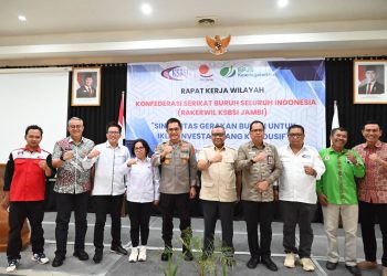 Wakil Menteri Ketenagakerjaan RI Afriansyah Noor (tengah) bersama Kapolda Jambi Irjen Pol Krisno H. Siregar dan jajaran pengurus KSBSI Provinsi Jambi saat pembukaan Rapat Kerja Wilayah KSBSI Jambi di Hotel Wiltop, Kamis (13/11/2025). (Dok. Nahar)