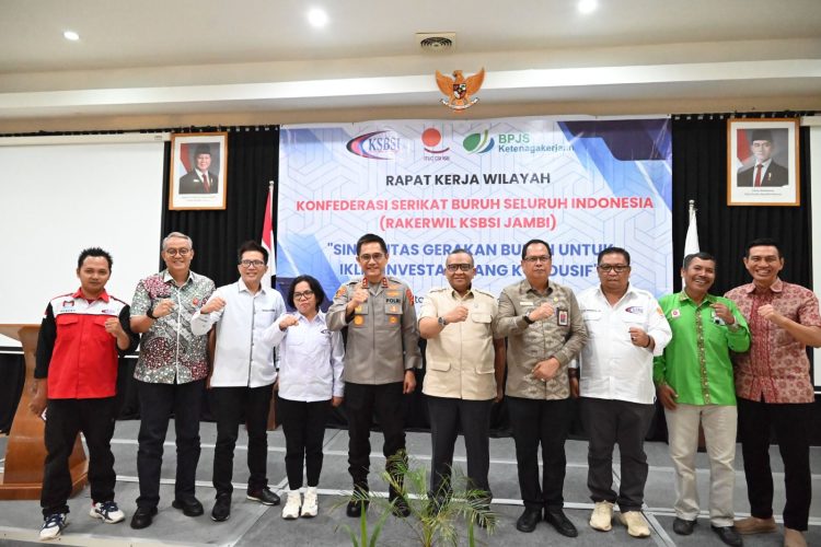 Wakil Menteri Ketenagakerjaan RI Afriansyah Noor (tengah) bersama Kapolda Jambi Irjen Pol Krisno H. Siregar dan jajaran pengurus KSBSI Provinsi Jambi saat pembukaan Rapat Kerja Wilayah KSBSI Jambi di Hotel Wiltop, Kamis (13/11/2025). (Dok. Nahar)