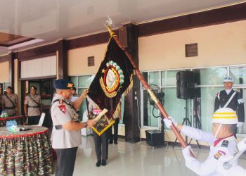 Dansat Brimob Polda Jambi, Kombes Pol M. Faishal Aris, S.I.K., M.M., memimpin prosesi pensucian Dhuaja Satbrimob “Satya Singa Kartipala” sebagai bagian dari peringatan HUT ke-80 Korps Brimob Polri di Mako Satbrimob Polda Jambi, Kamis (12/11/2025). (Dok, Nahar)
