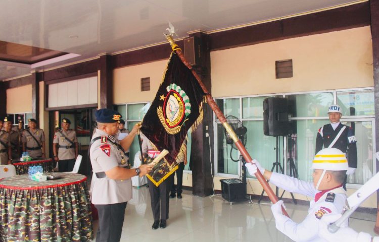 Dansat Brimob Polda Jambi, Kombes Pol M. Faishal Aris, S.I.K., M.M., memimpin prosesi pensucian Dhuaja Satbrimob “Satya Singa Kartipala” sebagai bagian dari peringatan HUT ke-80 Korps Brimob Polri di Mako Satbrimob Polda Jambi, Kamis (12/11/2025). (Dok, Nahar)