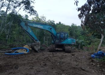 Sebuah excavator yang diduga digunakan untuk aktivitas tambang ilegal diamankan tim gabungan Zero PETI Polres Bungo di Desa Sirih Sekapur, Kecamatan Jujuhan. (Dok. Humas Polres Bungo)