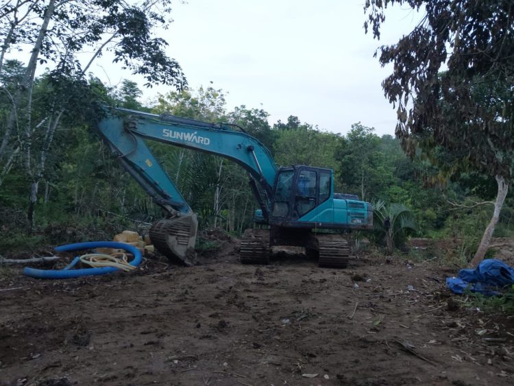Sebuah excavator yang diduga digunakan untuk aktivitas tambang ilegal diamankan tim gabungan Zero PETI Polres Bungo di Desa Sirih Sekapur, Kecamatan Jujuhan. (Dok. Humas Polres Bungo)