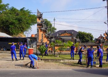 Personel Ditpolairud Polda Jambi membersihkan area sekitar Pura Giri Indra Lokha Paal X dalam kegiatan bakti sosial peringatan HUT Polairud ke-75. (Dok. Nahar)