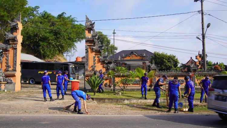 Personel Ditpolairud Polda Jambi membersihkan area sekitar Pura Giri Indra Lokha Paal X dalam kegiatan bakti sosial peringatan HUT Polairud ke-75. (Dok. Nahar)
