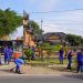 Personel Ditpolairud Polda Jambi membersihkan area sekitar Pura Giri Indra Lokha Paal X dalam kegiatan bakti sosial peringatan HUT Polairud ke-75. (Dok. Nahar)