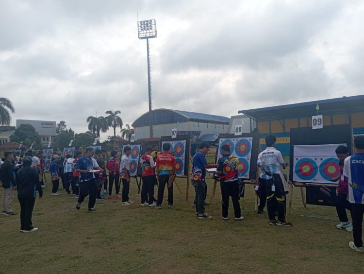 Para atlet mengecek hasil tembakan pada sesi pertandingan Kejuaraan Panahan Provinsi Jambi 2025 di Stadion Persitaj, Tanjung Jabung Barat. (Dok.Daus)
