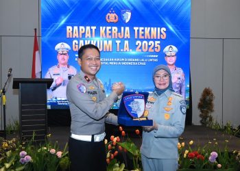 Plt. Direktur Utama Jasa Raharja Dewi Aryani Suzana menerima cendera mata dari jajaran Korlantas Polri dalam Rakernis Ditgakkum 2025 di Bandung, Rabu (12/11/2025). (Dok, Humas JR)