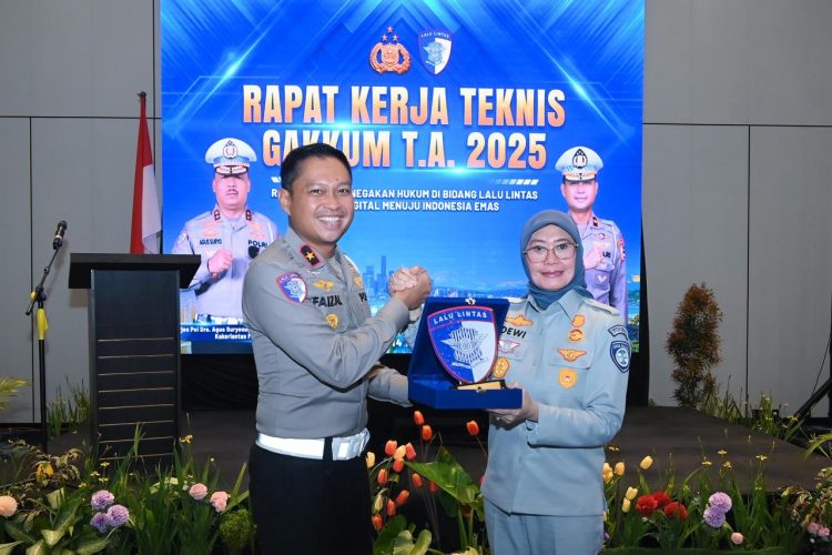Plt. Direktur Utama Jasa Raharja Dewi Aryani Suzana menerima cendera mata dari jajaran Korlantas Polri dalam Rakernis Ditgakkum 2025 di Bandung, Rabu (12/11/2025). (Dok, Humas JR)