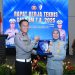 Plt. Direktur Utama Jasa Raharja Dewi Aryani Suzana menerima cendera mata dari jajaran Korlantas Polri dalam Rakernis Ditgakkum 2025 di Bandung, Rabu (12/11/2025). (Dok, Humas JR)