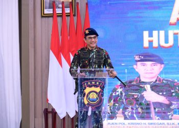 Kapolda Jambi Irjen Pol Krisno H. Siregar memberikan sambutan pada Syukuran HUT Ke-80 Korps Brimob Polri di Gedung Siginjai Sakti Wira Bakti, Jumat (14/11/2025). (Dok. Nahar)