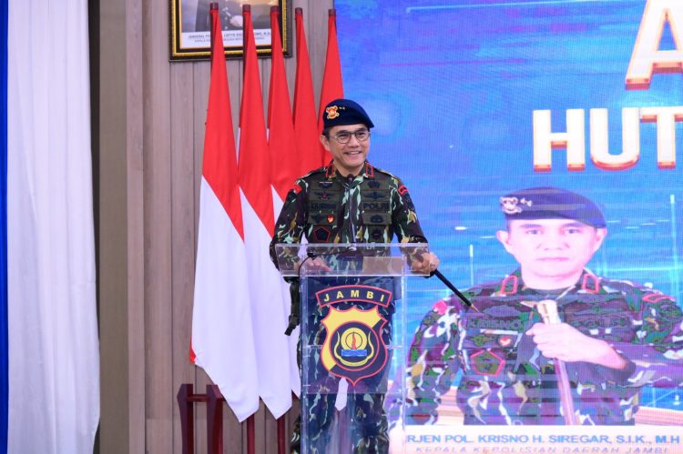 Kapolda Jambi Irjen Pol Krisno H. Siregar memberikan sambutan pada Syukuran HUT Ke-80 Korps Brimob Polri di Gedung Siginjai Sakti Wira Bakti, Jumat (14/11/2025). (Dok. Nahar)