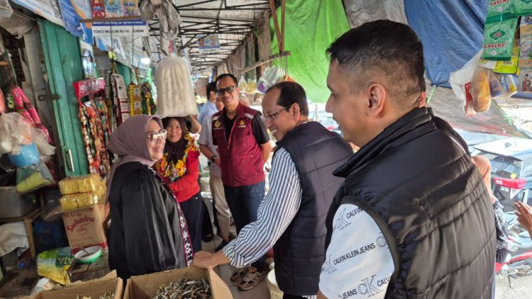 Petugas Polresta Jambi bersama Badan Pangan Nasional dan Dinas Pangan Kota Jambi saat melakukan pengecekan harga serta stok beras di Pasar Talang Banjar, Jumat (14/11/2025). (Dok. Nahar)