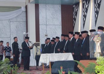 Wakil Gubernur Jambi Abdullah Sani melantik Dewan Hakim MTQ Ke-54 Provinsi Jambi pada acara yang digelar di Aula Utama Kantor Bupati Muaro Jambi, Jumat (14/11/2025) malam. (Dok. Daus)