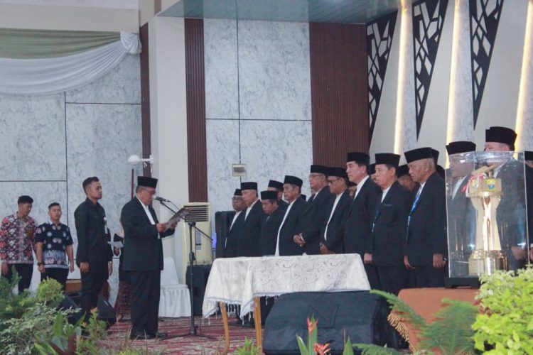 Wakil Gubernur Jambi Abdullah Sani melantik Dewan Hakim MTQ Ke-54 Provinsi Jambi pada acara yang digelar di Aula Utama Kantor Bupati Muaro Jambi, Jumat (14/11/2025) malam. (Dok. Daus)