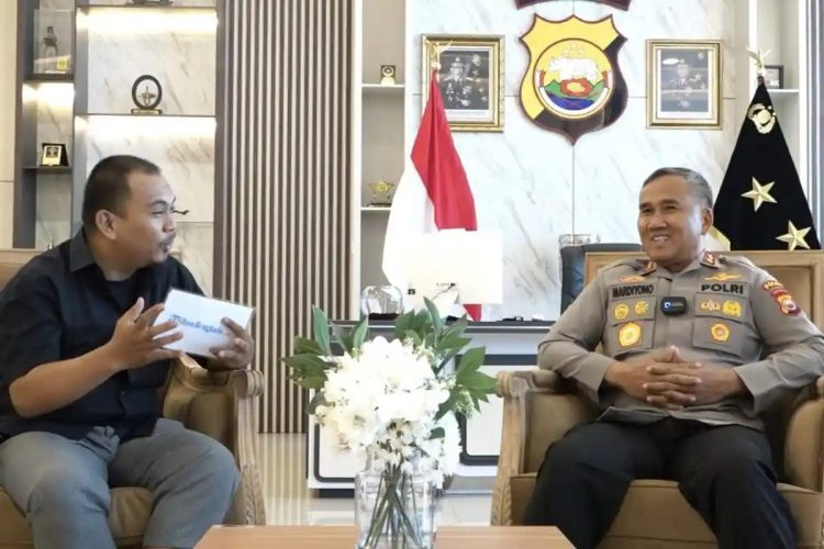 Dalam podcast eksklusif bersama TribunBengkulu Kamis (13/10/2025), Kapolda Bengkulu Irjen Pol Mardiyono menegaskan komitmen penuh Polda Bengkulu dalam mendukung pelaksanaan program MBG. (Dok.rls)