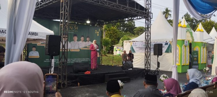 Ketua Dekranasda Muaro Jambi Ririn Novianti memberikan sambutan saat membuka Bazar Expo MTQ ke-54 di Kabupaten Muaro Jambi, Jumat (15/11/2025). (Dok. Daus)