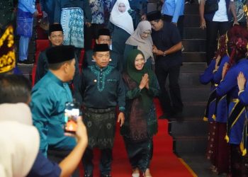 Gubernur Jambi Al Haris bersama Ketua TP-PKK Hesnidar Haris memasuki arena pembukaan MTQ Ke-54 Provinsi Jambi di Muaro Jambi, Sabtu (15/11/2025) malam. (Dok. Stepanus)