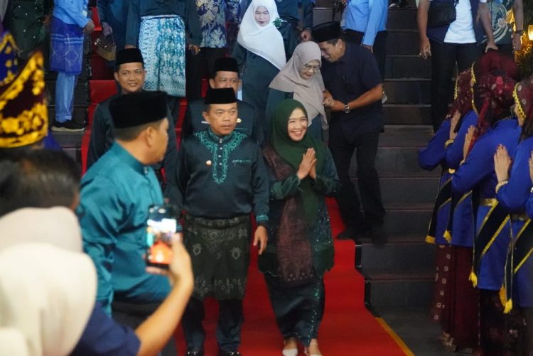 Gubernur Jambi Al Haris bersama Ketua TP-PKK Hesnidar Haris memasuki arena pembukaan MTQ Ke-54 Provinsi Jambi di Muaro Jambi, Sabtu (15/11/2025) malam. (Dok. Stepanus)