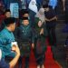 Gubernur Jambi Al Haris bersama Ketua TP-PKK Hesnidar Haris memasuki arena pembukaan MTQ Ke-54 Provinsi Jambi di Muaro Jambi, Sabtu (15/11/2025) malam. (Dok. Stepanus)