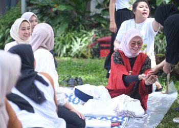Plt. Direktur Utama Jasa Raharja Dewi Aryani Suzana berinteraksi dengan peserta pelatihan ecoprint dalam program JR Pelita di Bandung, Kamis (14/11/2025). (Dok. Humas JR)