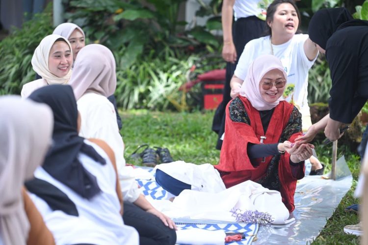 Plt. Direktur Utama Jasa Raharja Dewi Aryani Suzana berinteraksi dengan peserta pelatihan ecoprint dalam program JR Pelita di Bandung, Kamis (14/11/2025). (Dok. Humas JR)
