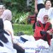 Plt. Direktur Utama Jasa Raharja Dewi Aryani Suzana berinteraksi dengan peserta pelatihan ecoprint dalam program JR Pelita di Bandung, Kamis (14/11/2025). (Dok. Humas JR)