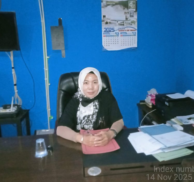 Kepala BKD-SDM Kaur, Sastriana saat memberikan keteragan kepada awak media di ruang kerjanya, Jumat (14/11/2025) lalu, (dok. Supratman)