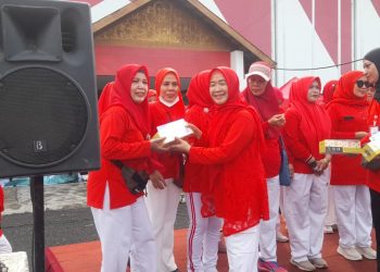 Ketua TP PKK Provinsi Jambi sekaligus Penasehat STI Jambi, Hesti Haris, bersama peserta mengikuti senam massal pada peringatan Hari Senam Tera Indonesia (HATERI) ke-40 di pelataran KONI Kota Jambi, Minggu (16/11/2025). (Dok. Daus)